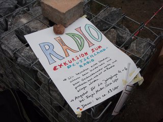 #####Radio!#####
Die Kinder gehen ins Radiostudio  und hören ihre eigene Stimmen. Und können Tiergeräusche nachmachen. Sie dürfen eine eigene Radiosendung.

Von Sandro