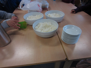 #####Ein Tag in Japan 1#####
Die Kinder machen ein japanisches Frühstück. Sie essen Onigiri (Reisbällchen).