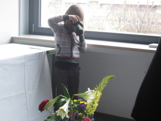 #####Fotographie#####
Die Kinder lernen gute Fotos von etwas zu machen. Sie fotografieren z.B. Blumen und Spielzeug. Später machen sie im dunkeln Bilder mit Taschenlampen. Es war mit uns auch jemand von der Schülerzeitung da