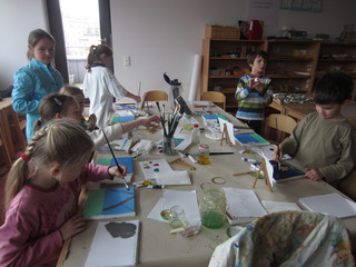 #####Malen mit Ölfarben 1#####
Die Kinder malen mit Ölfarben (selbst ausgedacht) Bilder. Sie dürfen höchstens 3 Bilder pro Kind malen.