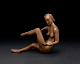 Weiblicher Akt, sitzend, rechtes Bein erhoben, Bronze, 19cm × 23cm
