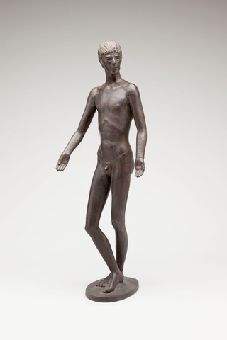 Mann mit gekreuzten Füssen, 1980, Bronze,  60cm