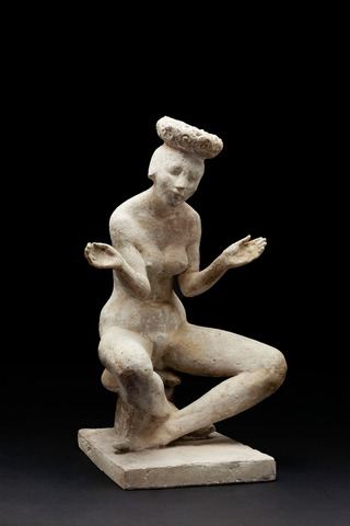 Weiblicher Akt, auf Schemel sitzend, Zement, 58cm