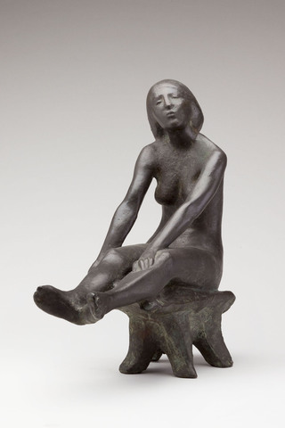 Mädchen, auf Schemel sitzend, 1959/60, Bronze, 39cm × 39cm
