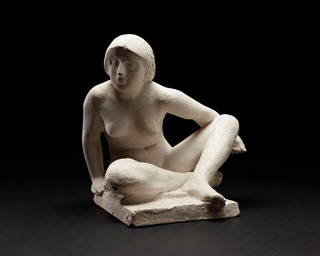 Weiblicher Akt, am Boden sitzend, Gips, 36cm