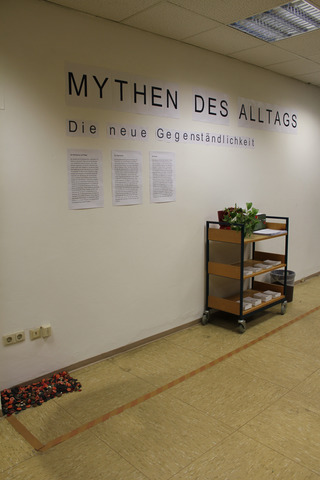 Mythen des Alltags. Die neue Gegenständlichkeit. 
Eingangsbereich der Ausstellung.
