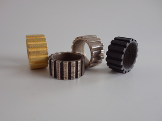 Stahlbronze mit unterschiedlichem Finish
