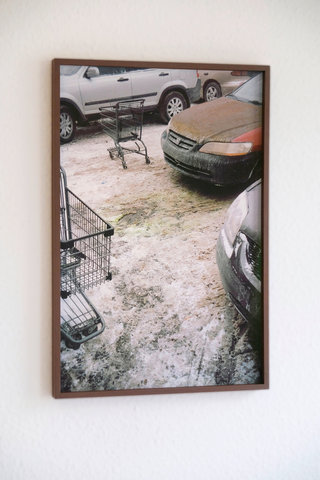 "Parking Lot" – 3er Edition, 2015/2021, 60 x 40 cm, Fine Art Print, Holzrahmen, 70% entspiegeltes Glas. <b>Erhältlich</b> via <a href="mailto:kasners@posteo.de">Mail</a>

"Parking Lot" – Edition 1 of 3, 2015/2021, 60 x 40 cm, fine art print, wooden frame, 70% matt glass. <em><b>Available</b></em> via <a href="mailto:kasners@posteo.de">mail</a>