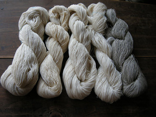 綿や麻の糸たち