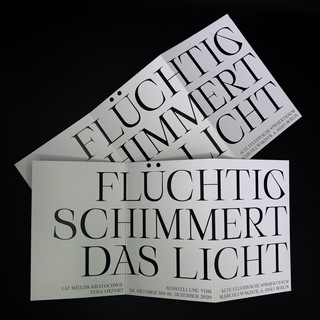 <strong>Invitation</strong><br/>
Flüchtig schimmert das Licht<br/>