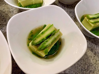 Asparagus Tofu, Green pea Coulis, Kombu Dashi
アスパラガス豆腐、グリーンピースのクーリー、昆布出汁