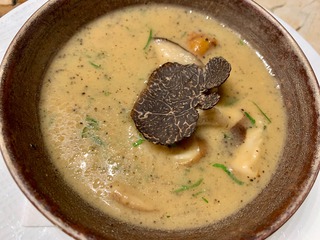 野生のジロール茸とブラックトリュフ、西京味噌のポタージュスープ
Wild Chanterelles, Black Truffle, and Kyoto White Miso Potage