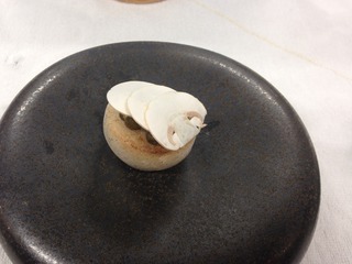 マッシュルームとレンズ豆の香煎、ポルチーニのサクサクメレンゲに乗せて　Sliced Mushroom with Braised Lentille on the Porcini Meringue　