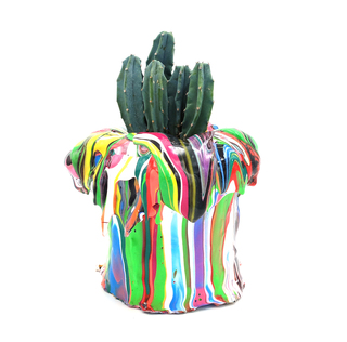 Living Sculpture, 2022,

Mischtechnik auf Farbdose mit Pflanze,

14 x 13 x 14