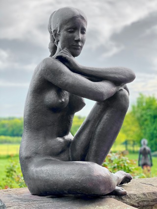 "Die Kauernde", Bronze, 1961