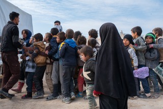 Kinder warten in einer Schlange auf die Essensausgabe. Al Hol, 27.11.19 | Children wait in a line for food distribution. Al Hol, 27.11.19