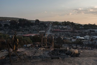 Die Trümmer des Lagers Moria. Das größte Flüchtlingslager Europas wurde am 8. September durch ein Feuer zerstört, das 13.000 Männer, Frauen und Kinder obdachlos machte. Lesbos, 12.09.20 | The debris of Moria camp. Europe's largest refugee camp has been destroyed by a fire on the 8th of September, leaving 13.000 men, women and children homeless. Lesbos, 12.09.20