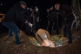 Die örtliche tatarische Gemeinde begräbt den 19-jährigen Ahned aus Syrien auf dem örtlichen Friedhof von Bohoniki. Er ist letzten Monat im Fluss Bug ertrunken, der Polen von Weißrussland trennt. Ahned stammte aus der syrischen Stadt Homs. Seine Mutter lebt noch immer in einem Flüchtlingslager in Jordanien, und seine Brüder sind über Jordanien und die Türkei verstreut. Sie alle nahmen an der Beerdigung über eine Live-Videoschaltung teil. Es war die erste Beerdigung eines Migranten, der an der weißrussisch-polnischen Grenze starb. Mindestens 8 weitere Menschen starben, meist aufgrund von Erschöpfung und Unterkühlung. Bohoniki, 15.11.21 | The local Tatar community buries 19 year old Ahned from Syria in the local cemetery of Bohoniki. He drowned last month in the river Bug, which separates Poland from Belarus. Ahned is from the Syrian city of Homs. His mother still lives in a refugee camp in Jordan and his brother are spread across Jordan and Turkey. They all participated in the funeral via a live video call. 

It was the first funeral of a migrant who died on the Belarusian-Polish border. At least 8 more people have died, mostly due to exhaustion and hypothermia. Bohoniki, 15.11.21