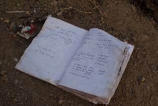 Ein Schulbuch in den Trümmern von Moria. Von den 13.000 Menschen in dem Lager waren fast 40 % Kinder. Lesbos 12.09.20 | A schoolbook in the rubbles of Moria. From the 13.000 people in the camp, almost 40% where children. Lesbos 12.09.20