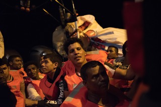 Eine Gruppe von geretteten Personen in dem Augenblick als sie das Rettungsschiff von Ärzte ohne Grenzen von dem Schlauchboot erblicken. 15.08.21 | A group of rescued people at the moment they see the MSF rescue ship from the rubber dinghy. 15.08.21