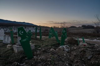 20 Gräber  am Rand des Friedhofs in Bihac. Die Gräber gehören zu Migranten und Flüchtlingen welche bei der Überquerung der bonsisch/kroatischen Grenze ums Leben gekommen sind. Die meisten von ihnen sind namenlos weil die Identität der Opfer nicht mehr festgestellt werden konnte. Bihac, 15.02.21 | 20 graves at the edge of the cemetery in Bihac. The graves belong to migrants and refugees who died while crossing the Bosnian/Croatian border. Most of them are nameless because the identity of the victims could no longer be established. Bihac, 15.02.21