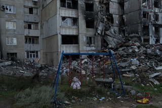 Die Überreste eines Spielplatzes im schwer zerstörten Vorort Saltivka von Cherson. Cherson, 24.09.22 | The remains of a playground in the heavily damaged Saltivka suburb of Kherson. Kherson, 24.09.22