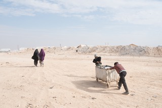Kinder laufen über das Al Hol Camp. Al Hol, 27.11.19 | Children walk across Al Hol camp. 
Al Hol, 27.11.19