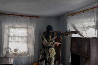 Ein ukrainischer Soldat inspiziert das Haus eines Dorfbewohners, das von russischen Soldaten während ihres Vormarsches auf Voznesensk eingenommen wurde. Rakove, 15.03.2022 | An Ukranian soldier inspects a villagers home which was taken over by  Russian soldiers during their advance on Voznesensk. Rakove, 15.03.2022